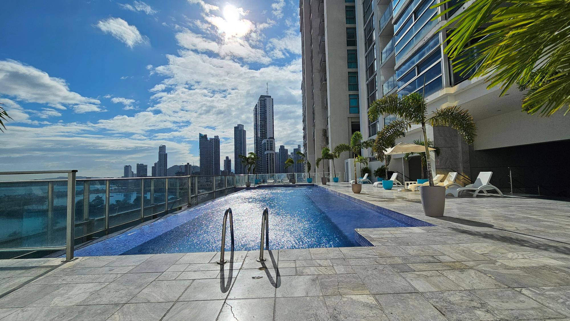 APT AMOBLADO EN PISO ALTO - AV BALBOA - 109 M2
