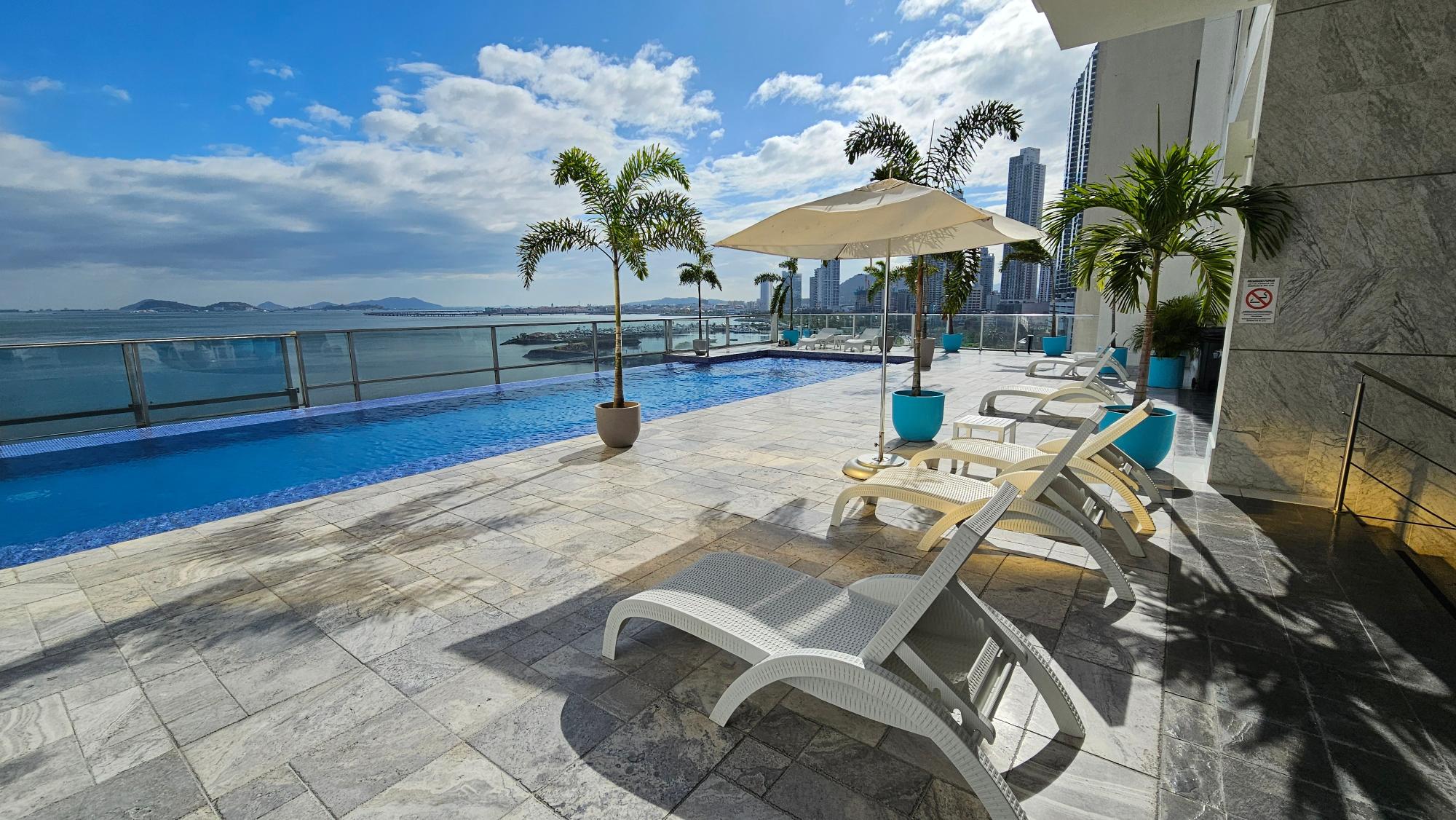 APT AMOBLADO EN PISO ALTO - AV BALBOA - 109 M2