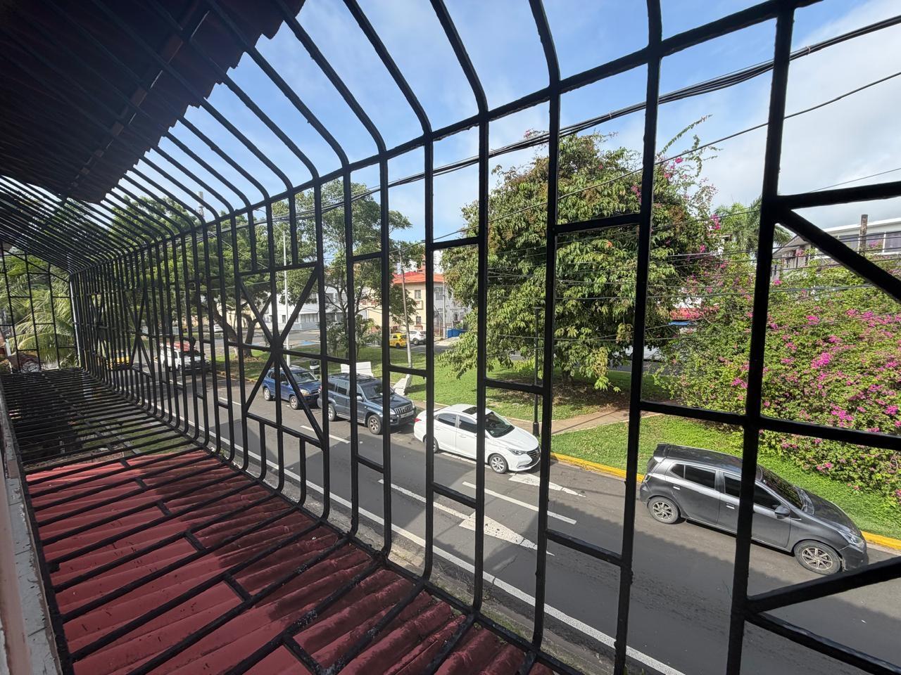 Edificio residencia de dos plantas - Ciudad de Colón