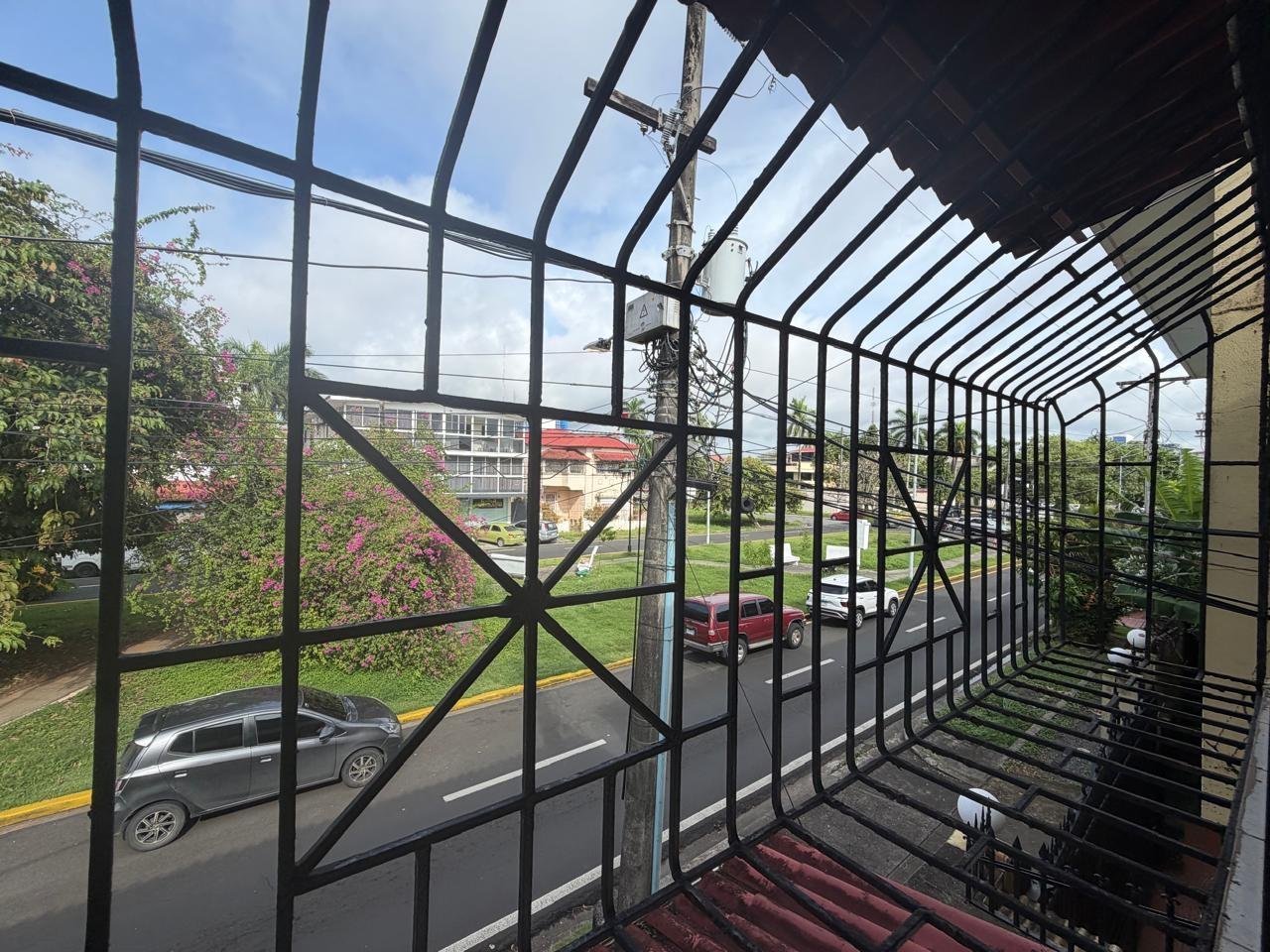 Edificio residencia de dos plantas - Ciudad de Colón