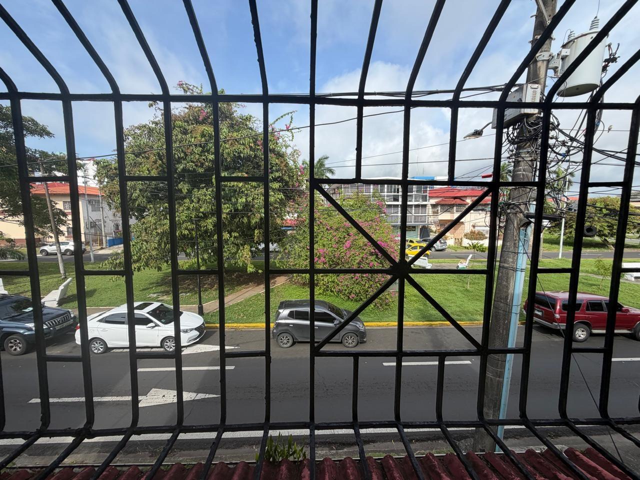 Edificio residencia de dos plantas - Ciudad de Colón