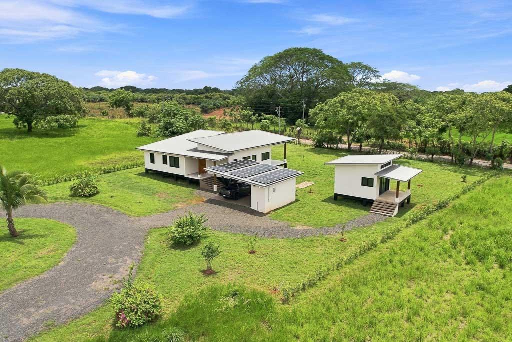 Casa con energía solar y casita cerca de Pedasí
