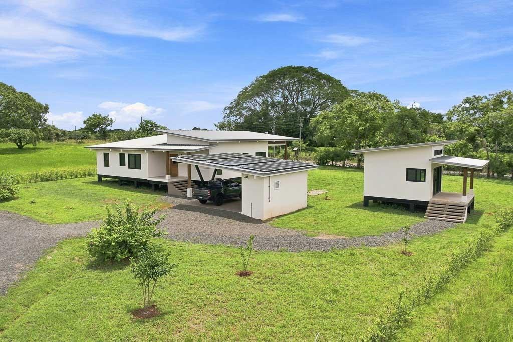 Casa con energía solar y casita cerca de Pedasí