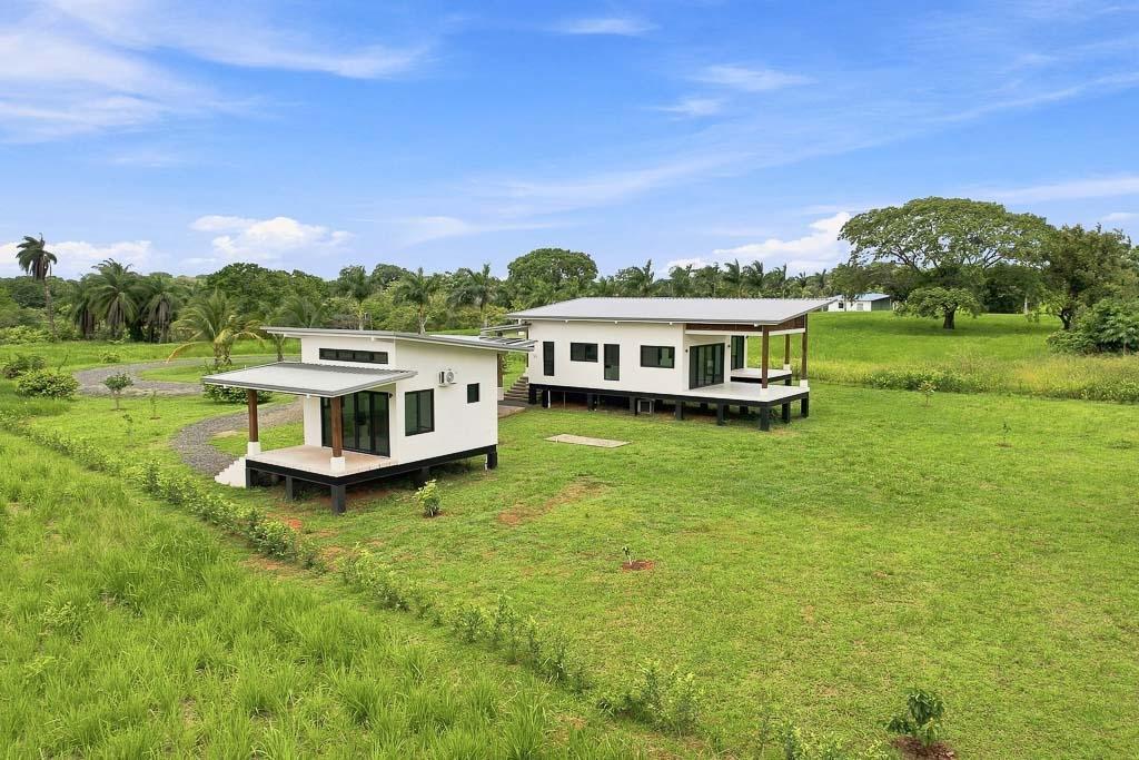 Casa con energía solar y casita cerca de Pedasí