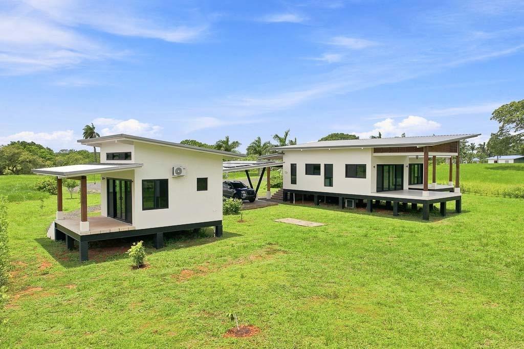 Casa con energía solar y casita cerca de Pedasí