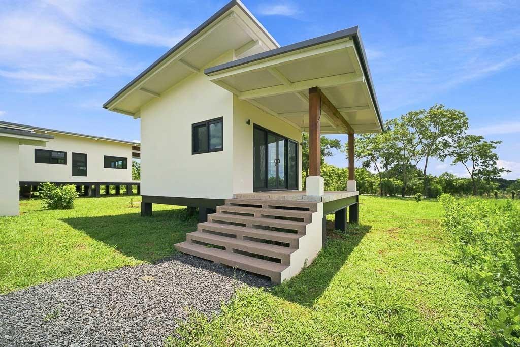 Casa con energía solar y casita cerca de Pedasí