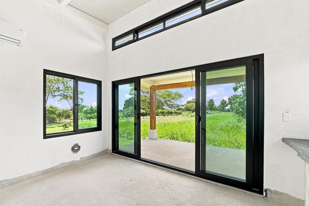 Casa con energía solar y casita cerca de Pedasí