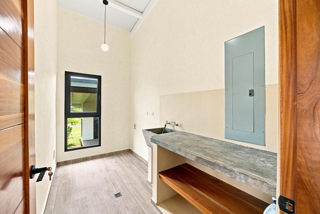 Casa con energía solar y casita cerca de Pedasí