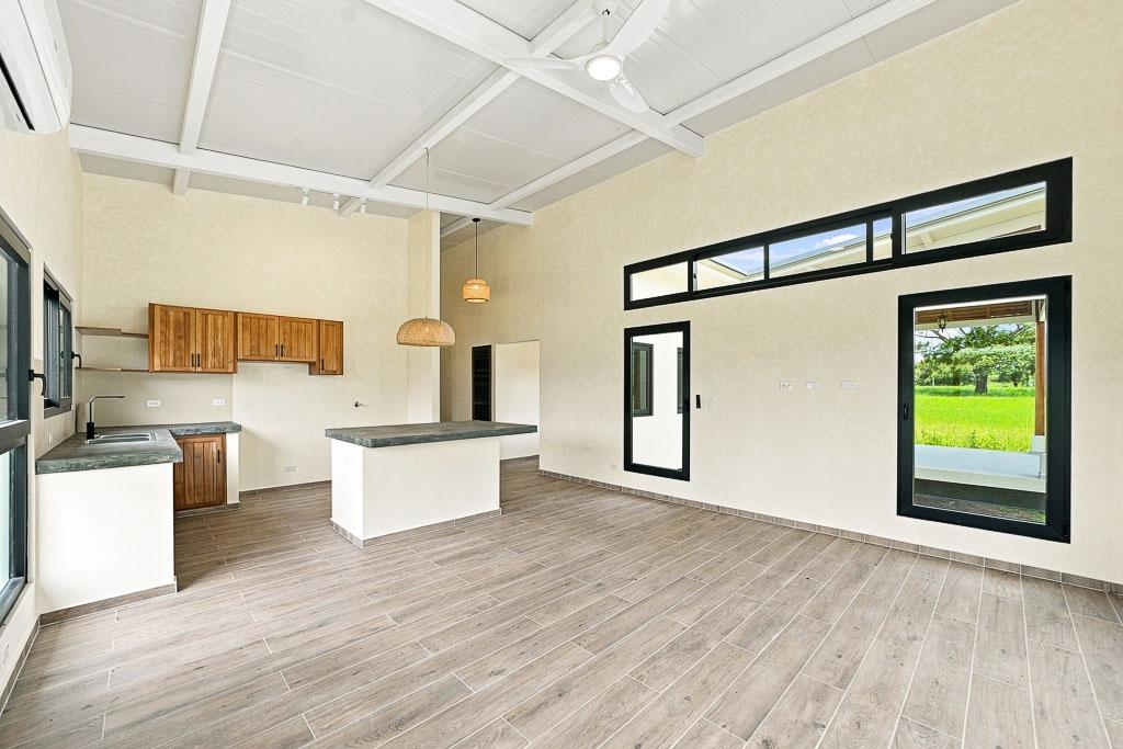 Casa con energía solar y casita cerca de Pedasí