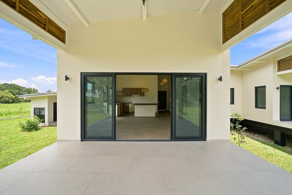 Casa con energía solar y casita cerca de Pedasí