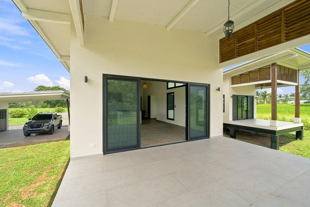 Casa con energía solar y casita cerca de Pedasí