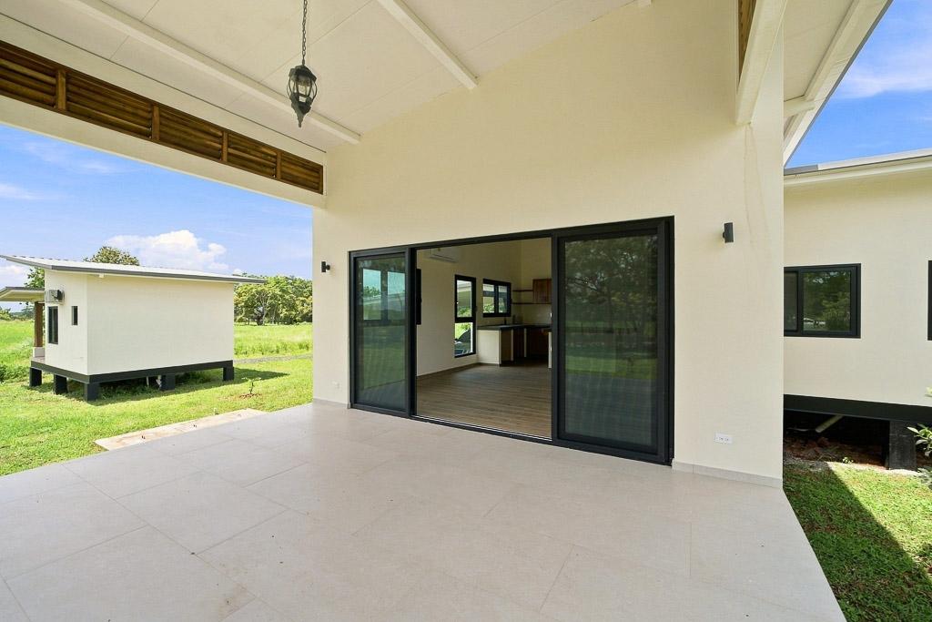 Casa con energía solar y casita cerca de Pedasí