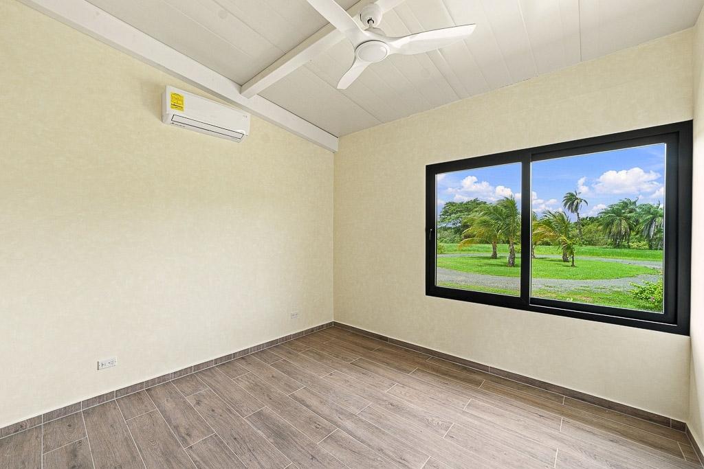 Casa con energía solar y casita cerca de Pedasí