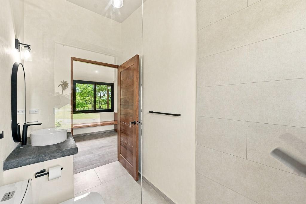 Casa con energía solar y casita cerca de Pedasí