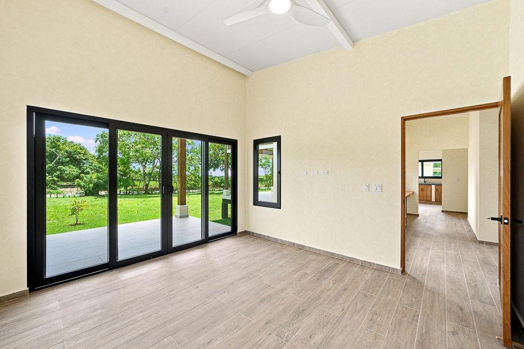 Casa con energía solar y casita cerca de Pedasí