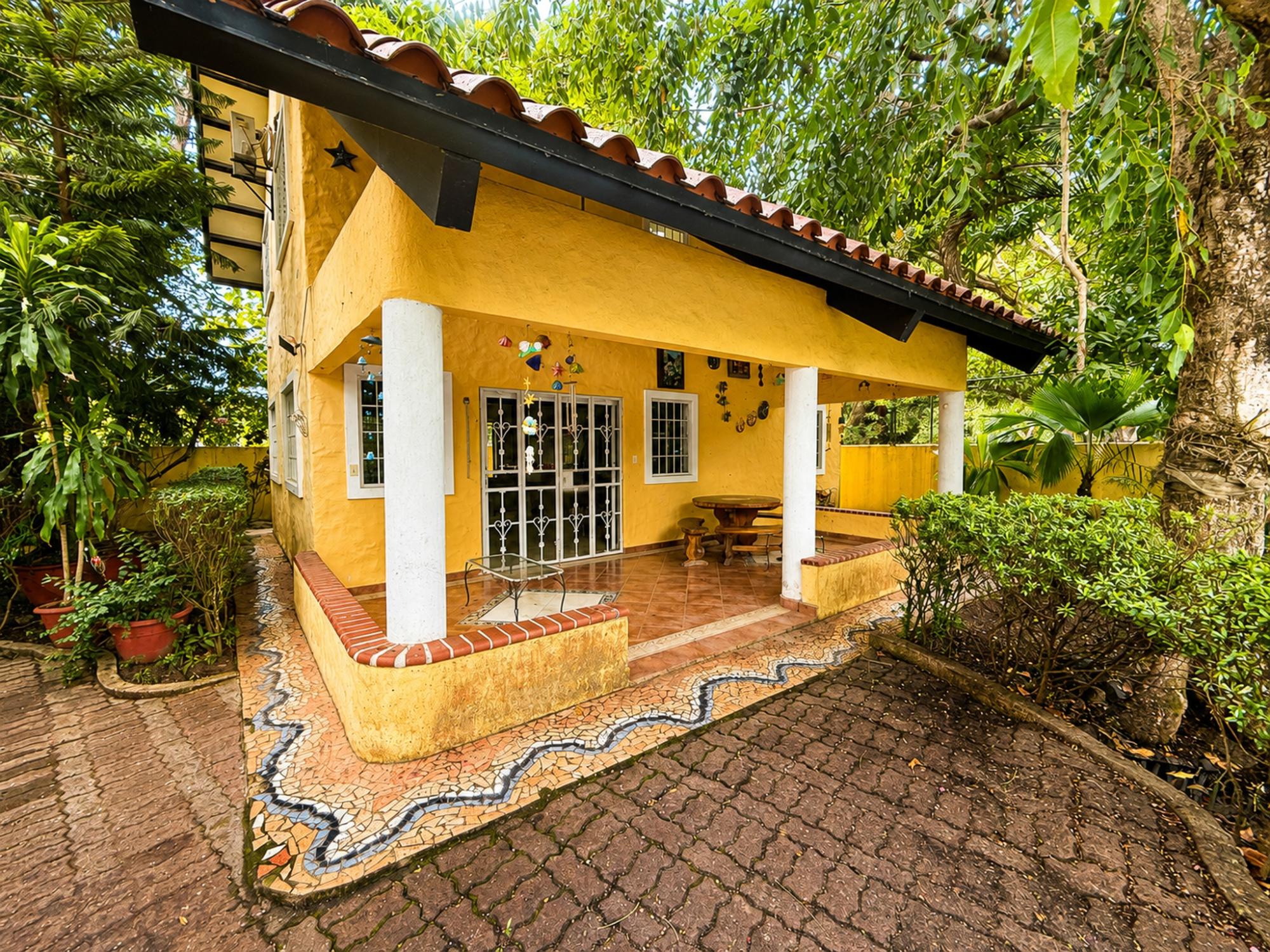 Cuatro casas modernas con piscina en la exclusiva zona de Coronado.