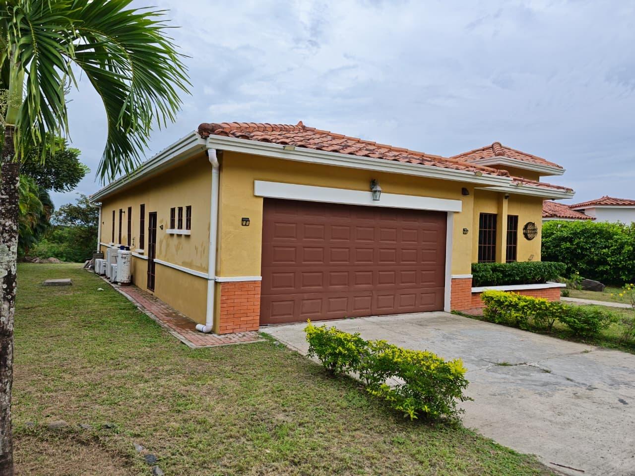 Casa en Hacienda Pacifica de 3 recamaras y amplio jardin