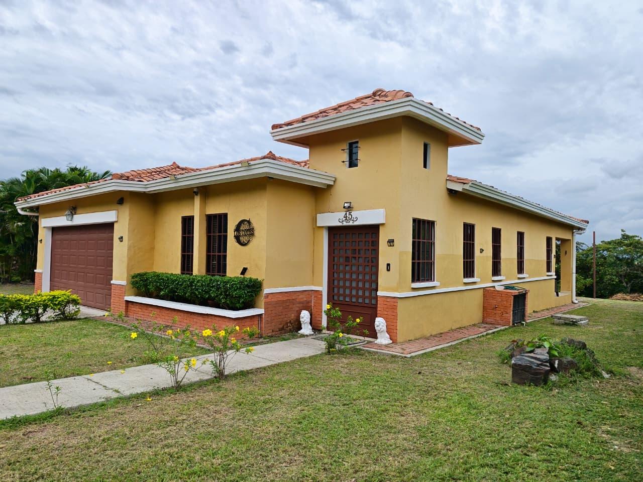 Casa en Hacienda Pacifica de 3 recamaras y amplio jardin