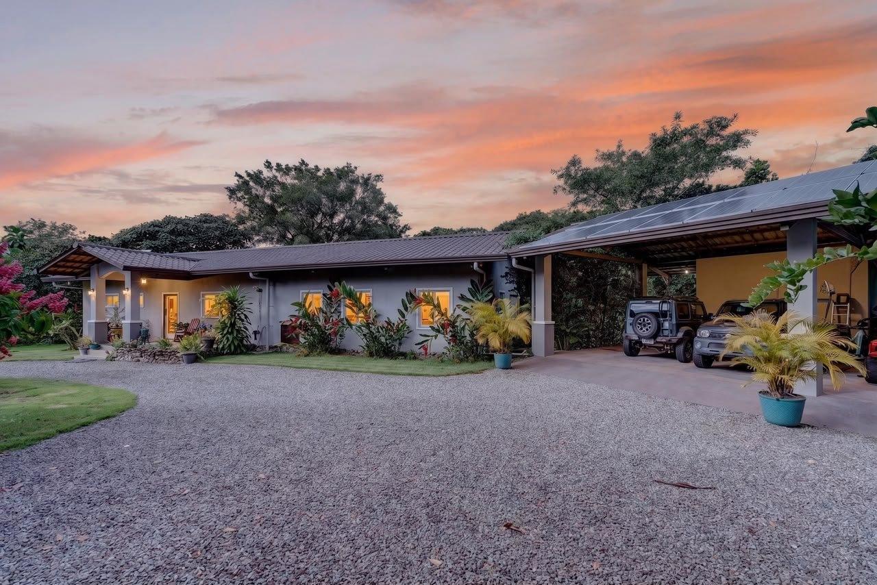 Finca ribereña con dos casas en 3,14 acres.