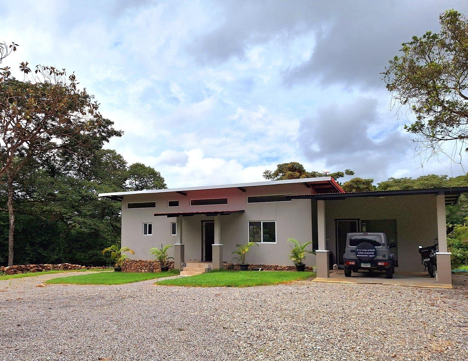 Finca ribereña con dos casas en 3,14 acres.