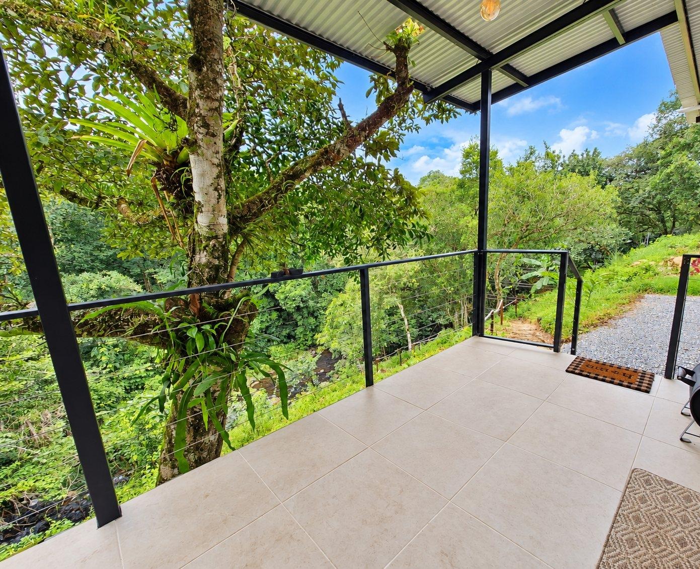 Finca ribereña con dos casas en 3,14 acres.