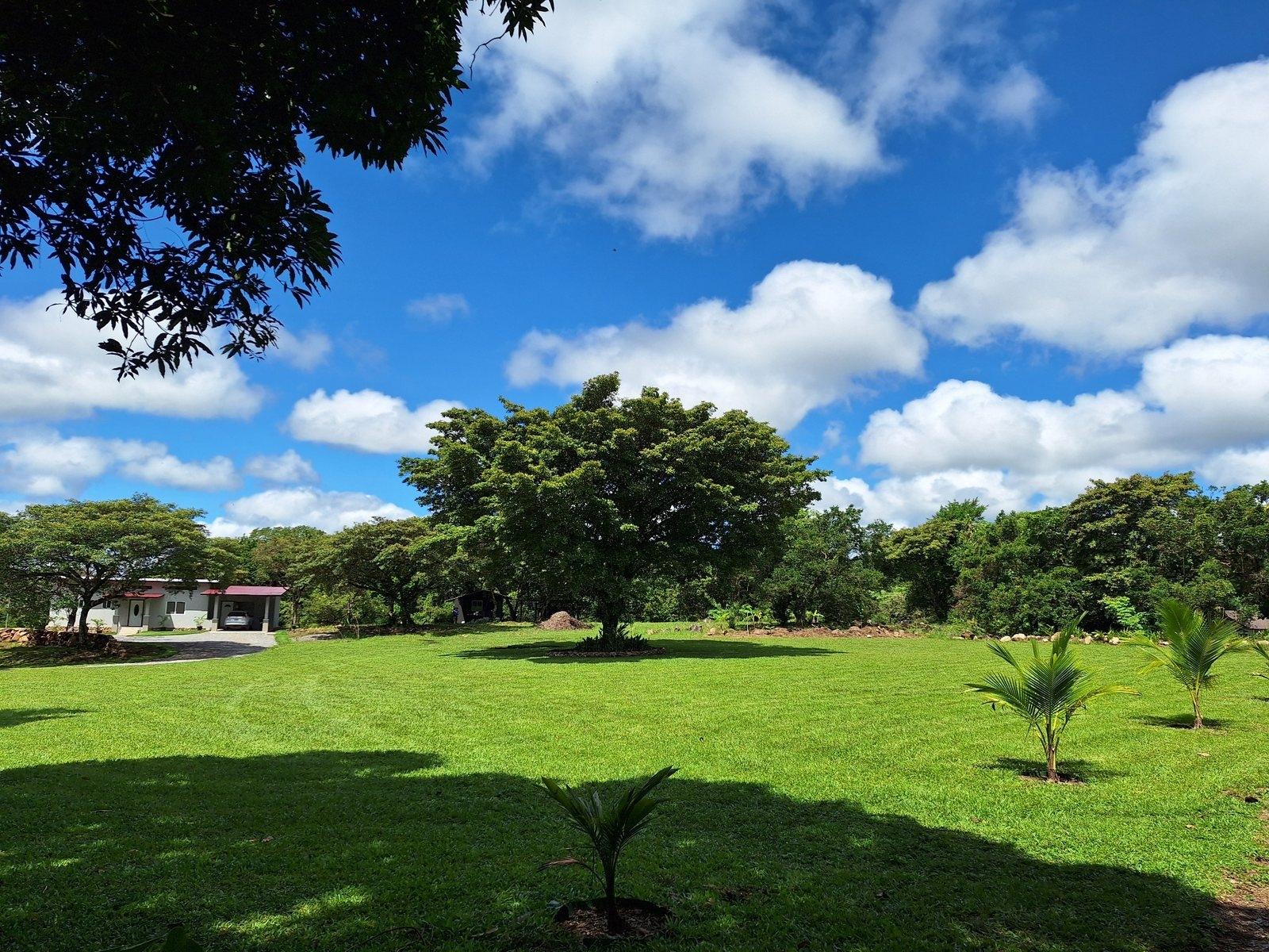 Finca ribereña con dos casas en 3,14 acres.