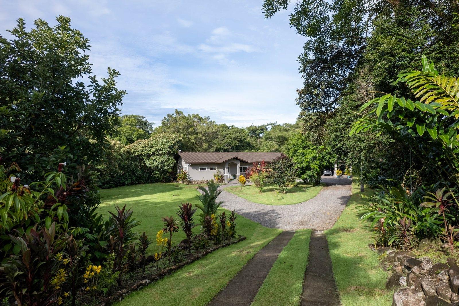 Finca ribereña con dos casas en 3,14 acres.