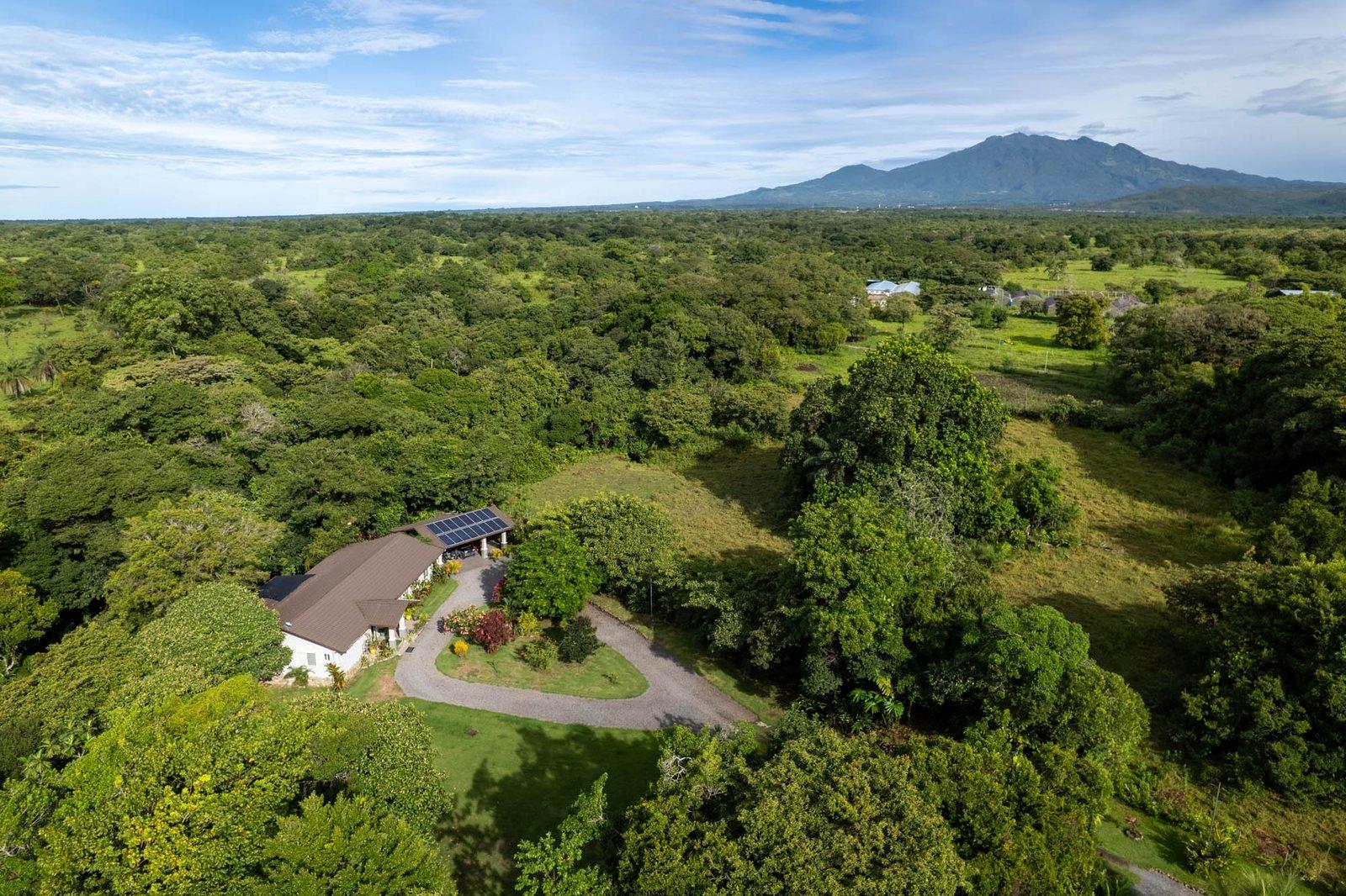 Finca ribereña con dos casas en 3,14 acres.