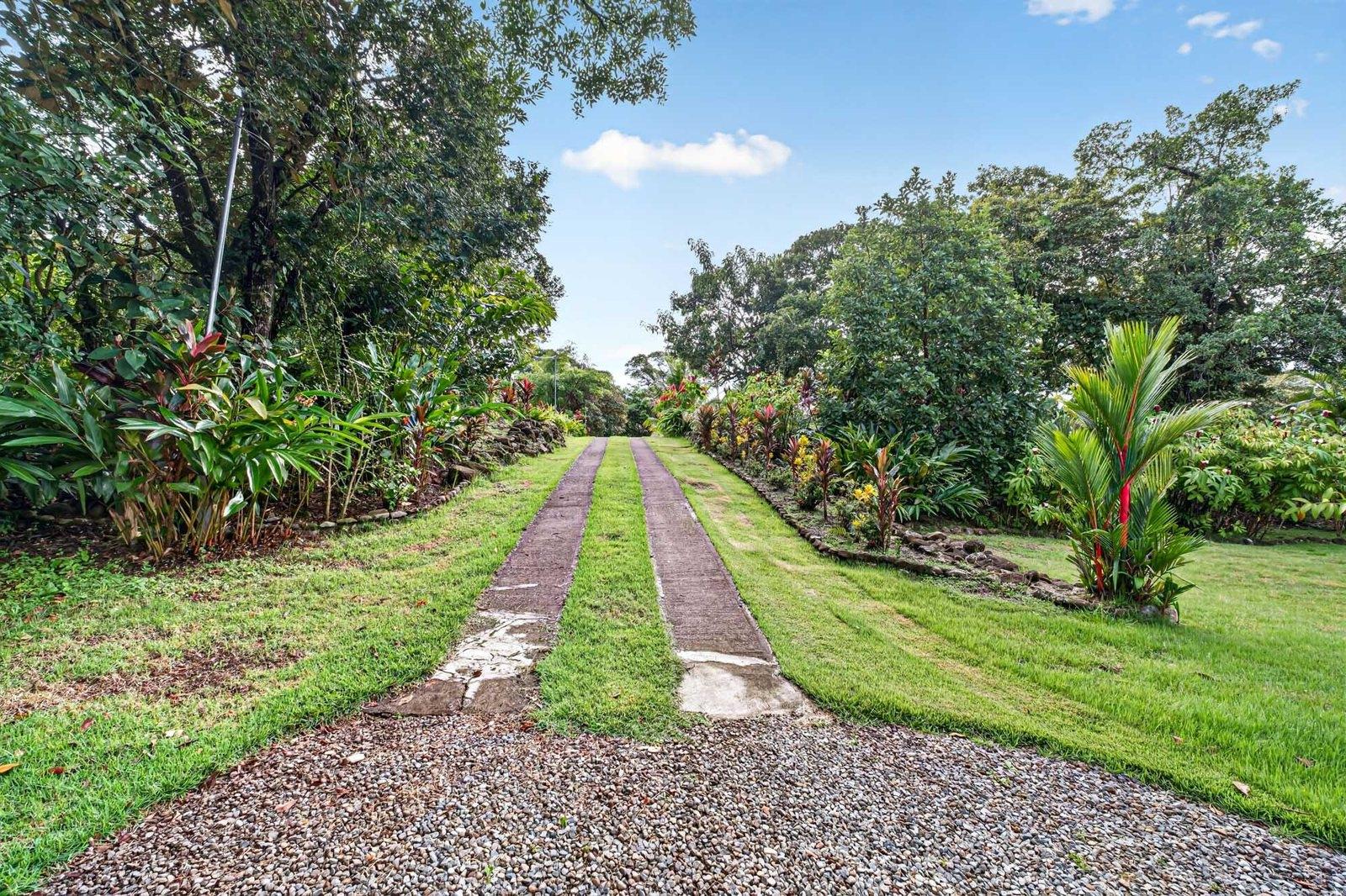 Finca ribereña con dos casas en 3,14 acres.