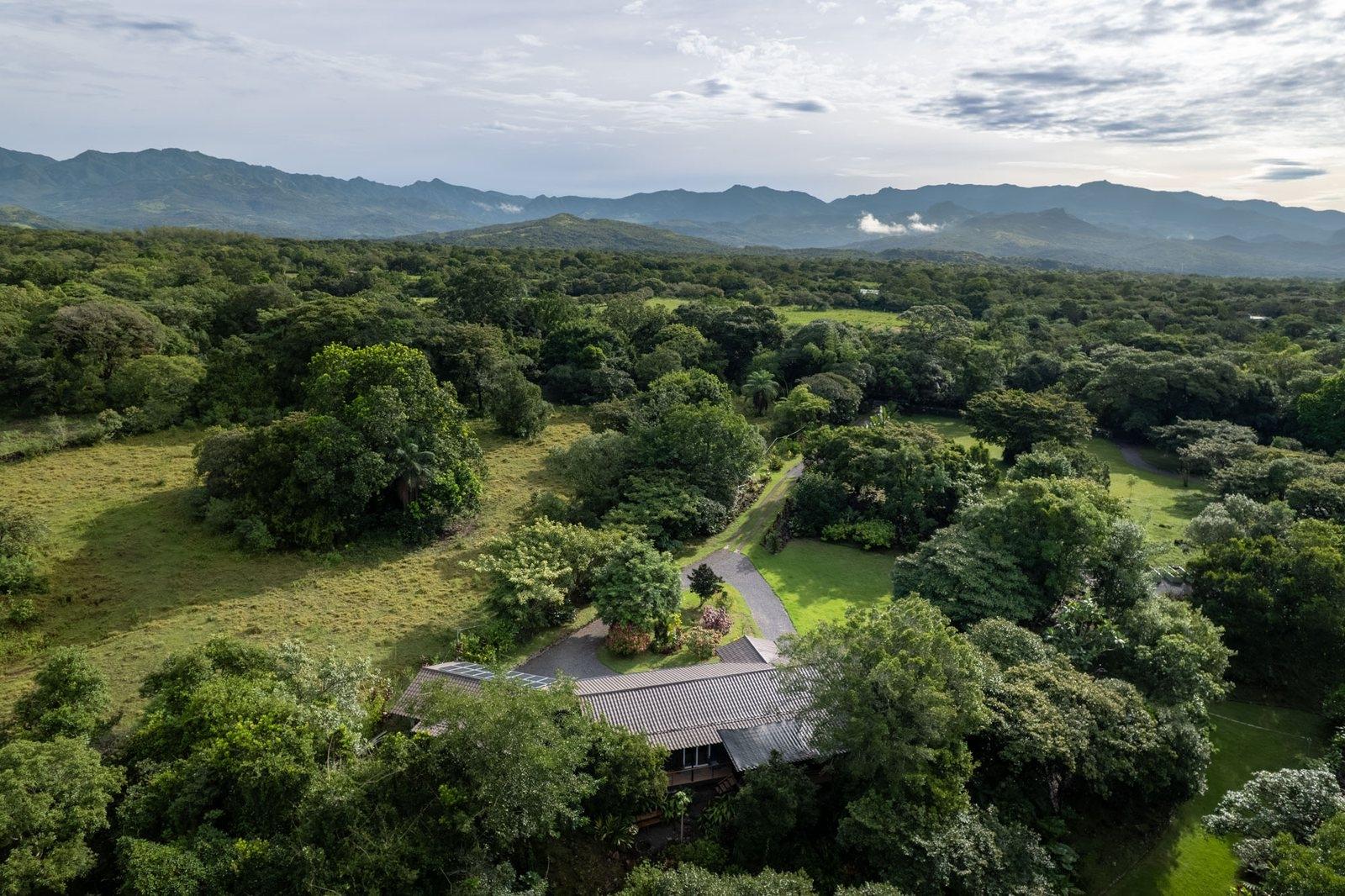 Finca ribereña con dos casas en 3,14 acres.
