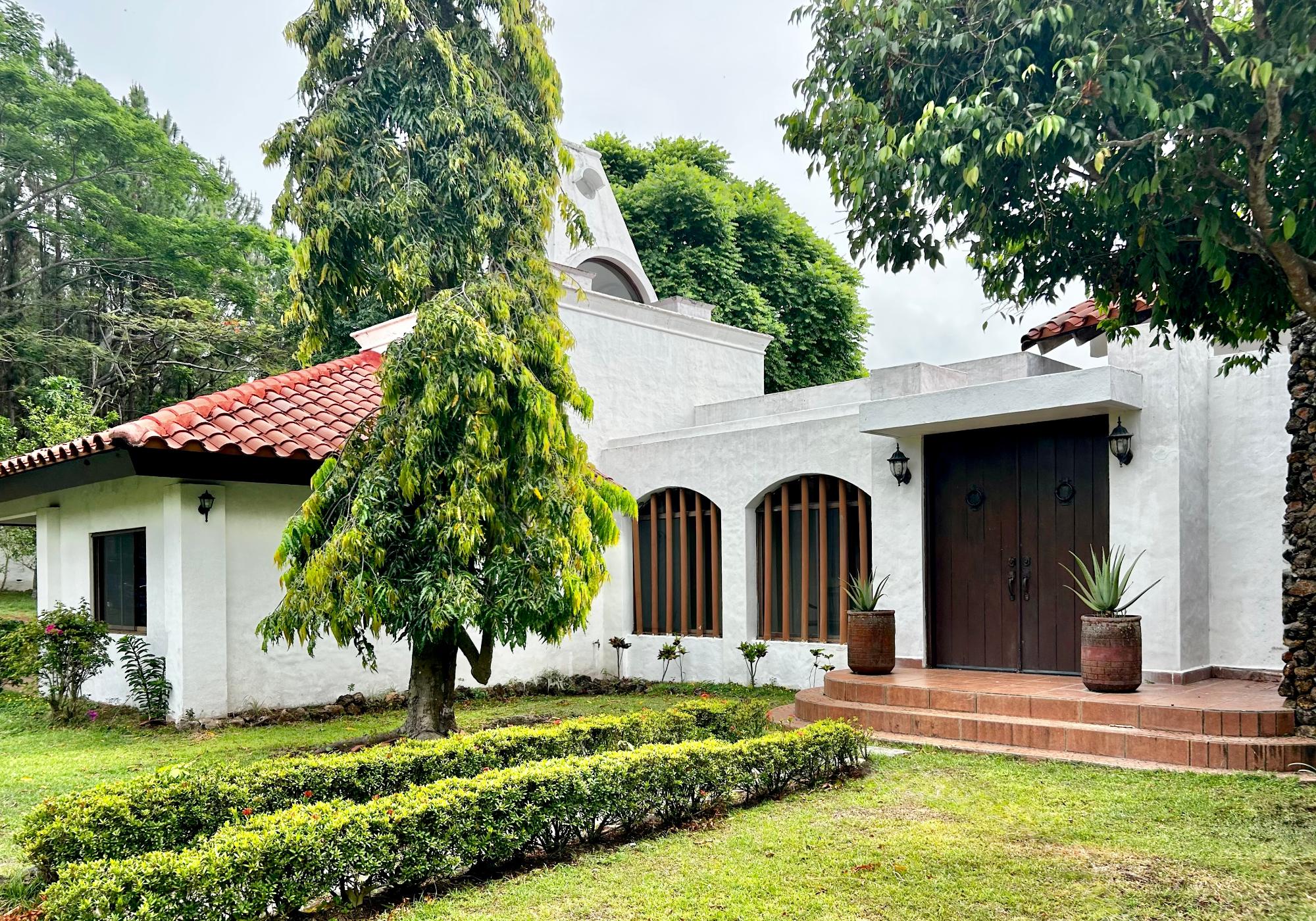 Hacienda Estilo Colonial de 10 Hectáreas en Sorá con Bosque y Cascada
