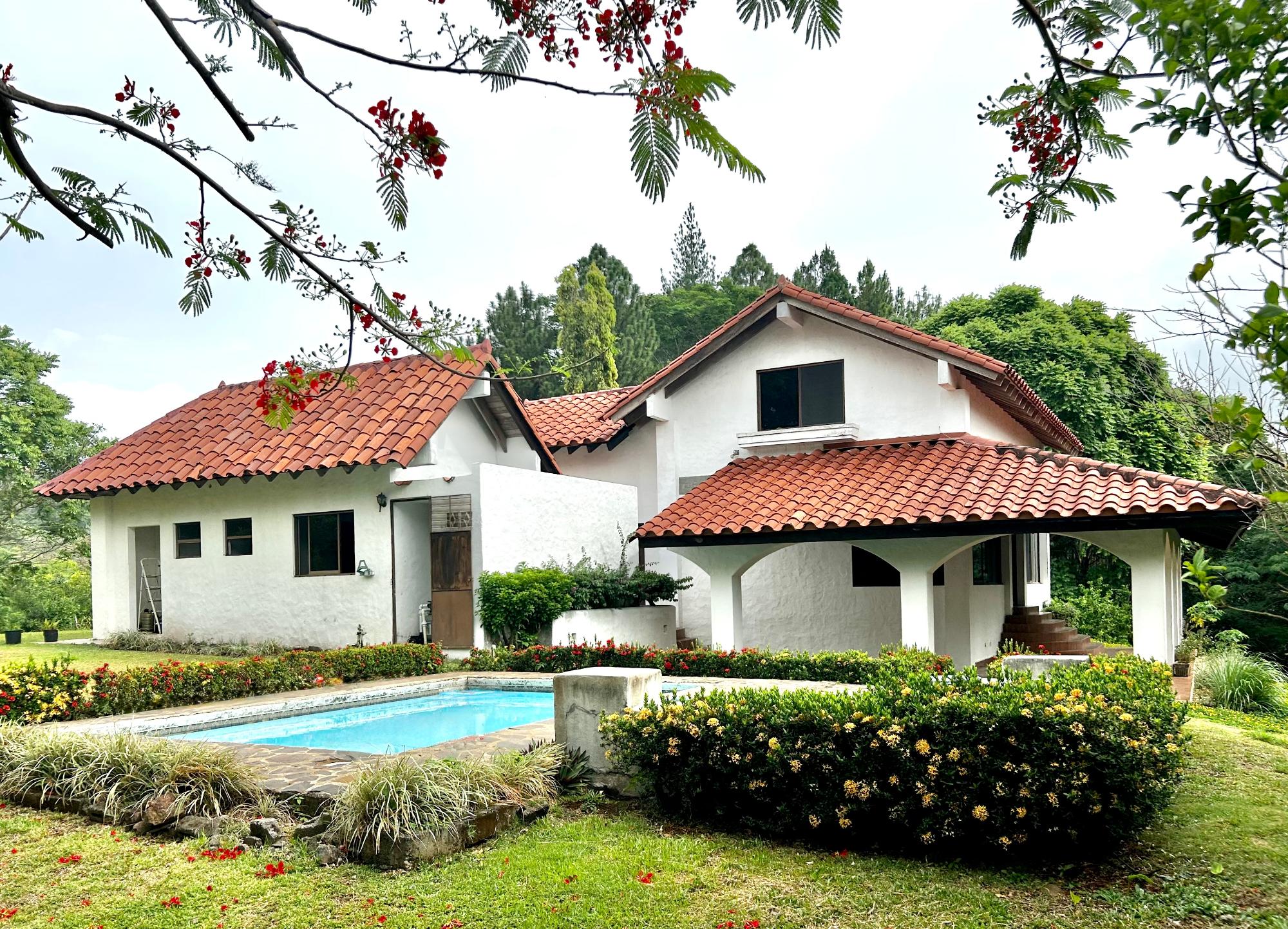 Hacienda Estilo Colonial de 10 Hectáreas en Sorá con Bosque y Cascada