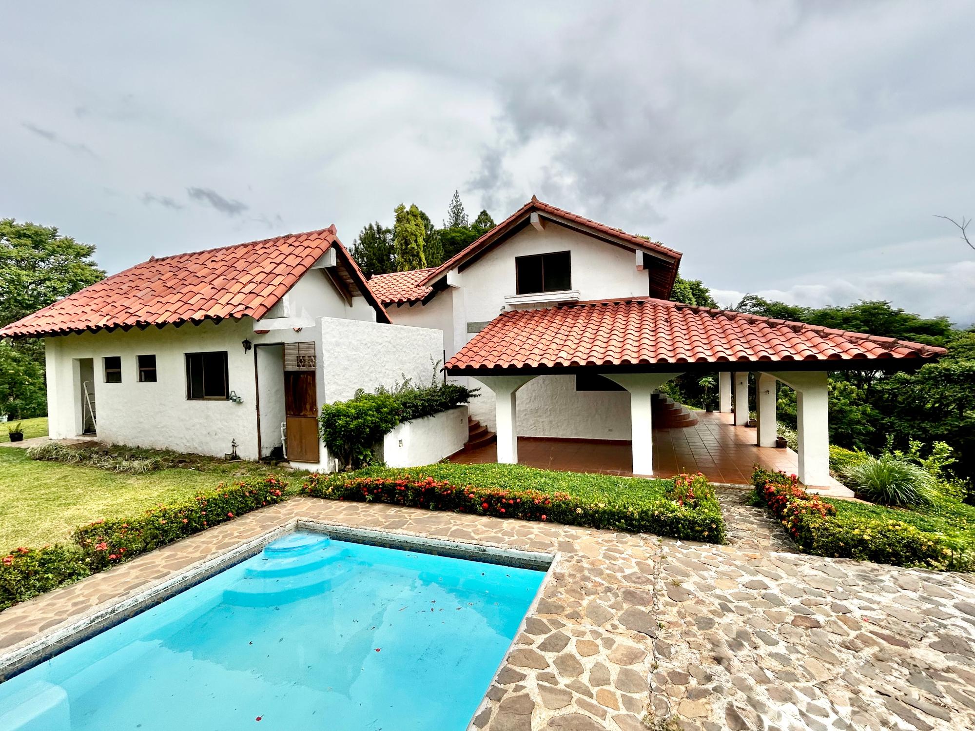 Hacienda Estilo Colonial de 10 Hectáreas en Sorá con Bosque y Cascada