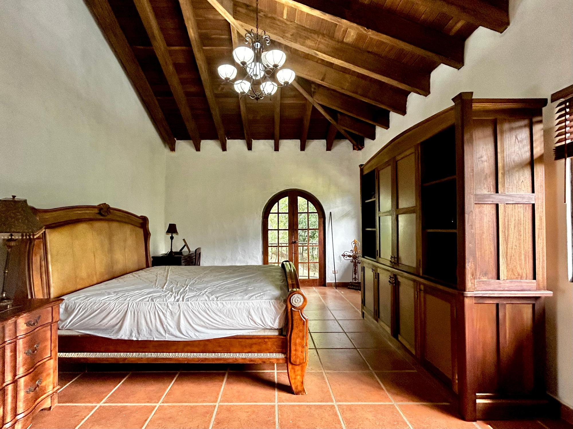 Hacienda Estilo Colonial de 10 Hectáreas en Sorá con Bosque y Cascada