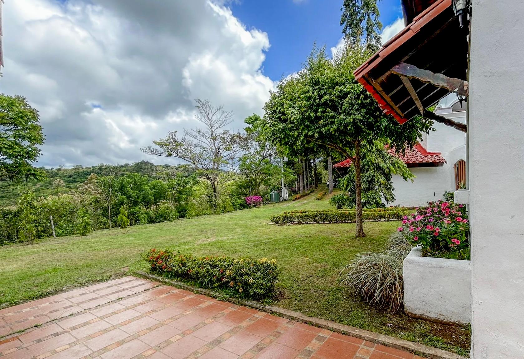 Hacienda Estilo Colonial de 10 Hectáreas en Sorá con Bosque y Cascada