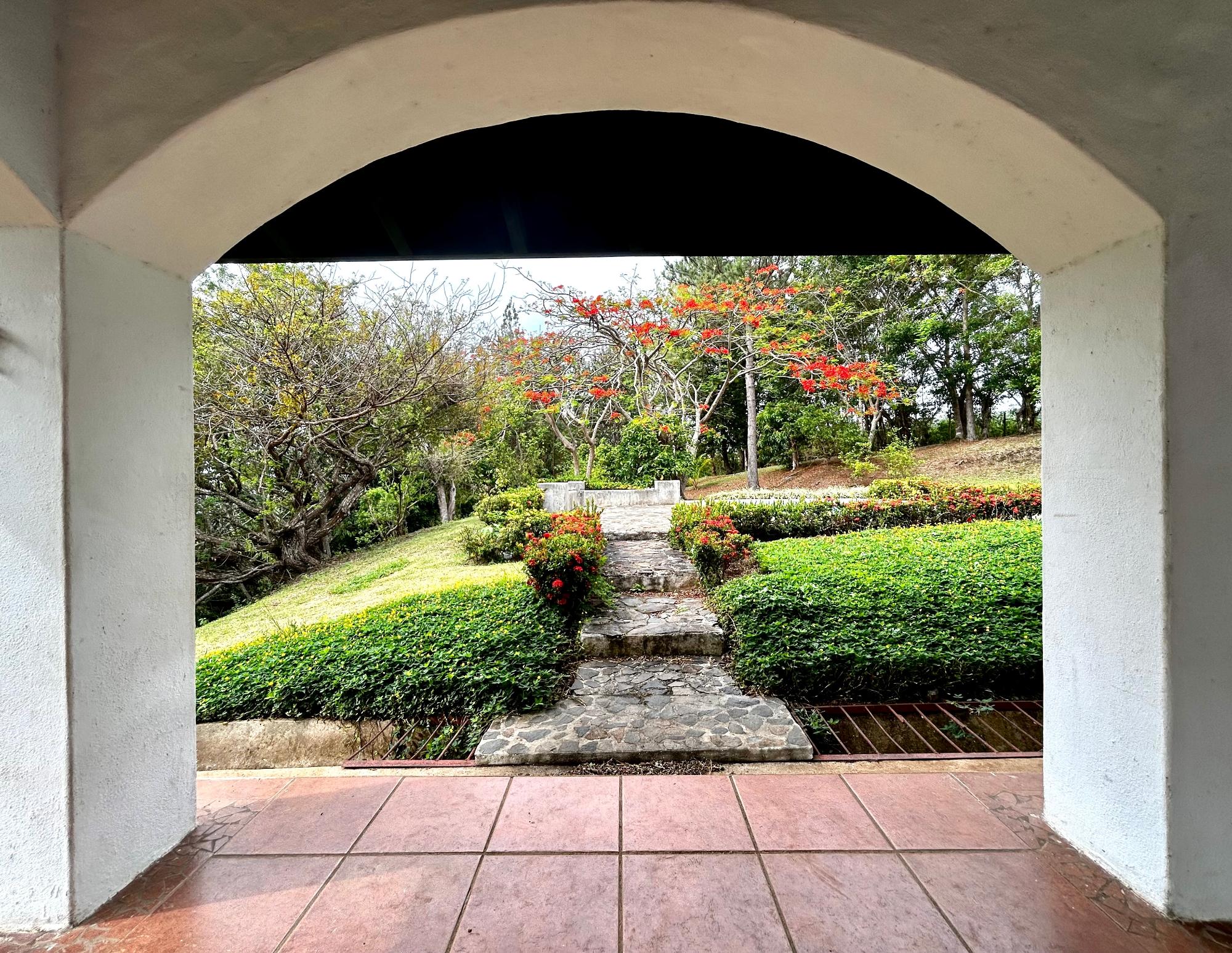 Hacienda Estilo Colonial de 10 Hectáreas en Sorá con Bosque y Cascada
