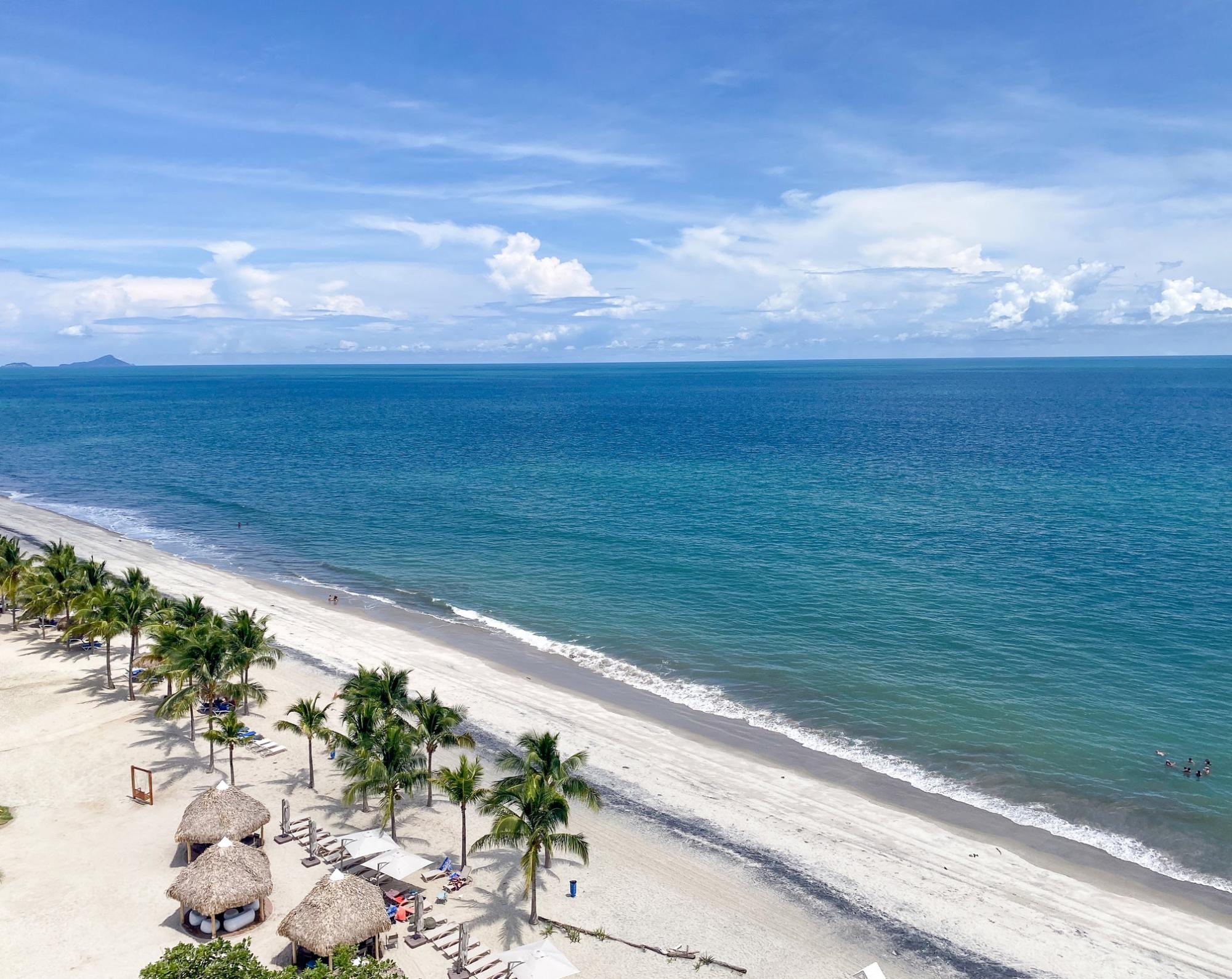 Apartamento frente a la playa en Playa Caracol, Panamá.