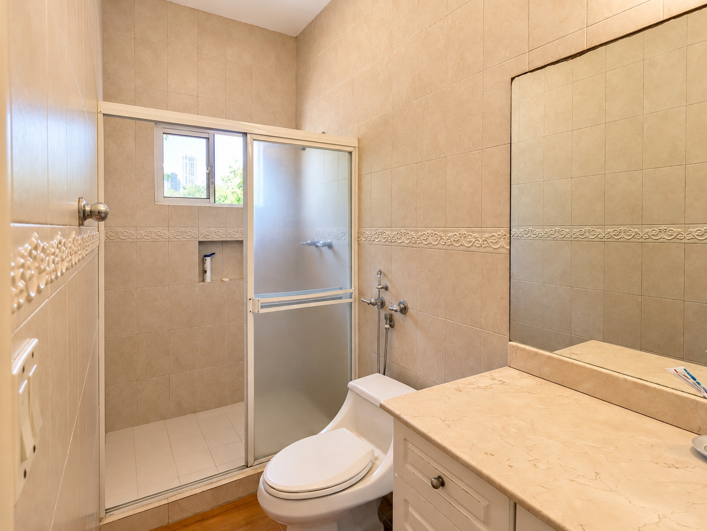 VENTA DE 2 CASAS EN 1 EN COSTA DEL ESTE – 6 RECÁMARAS