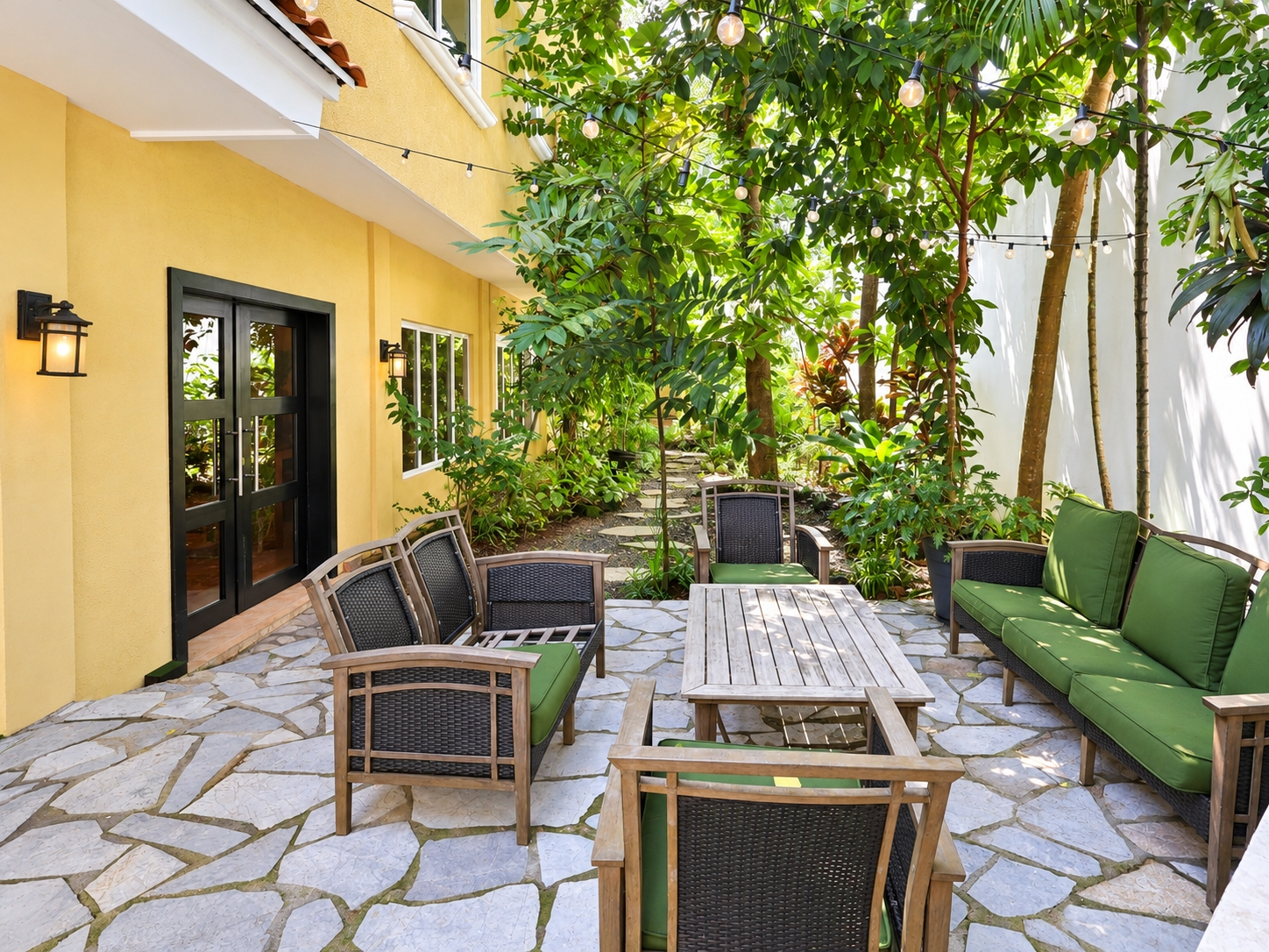 VENTA DE 2 CASAS EN 1 EN COSTA DEL ESTE – 6 RECÁMARAS