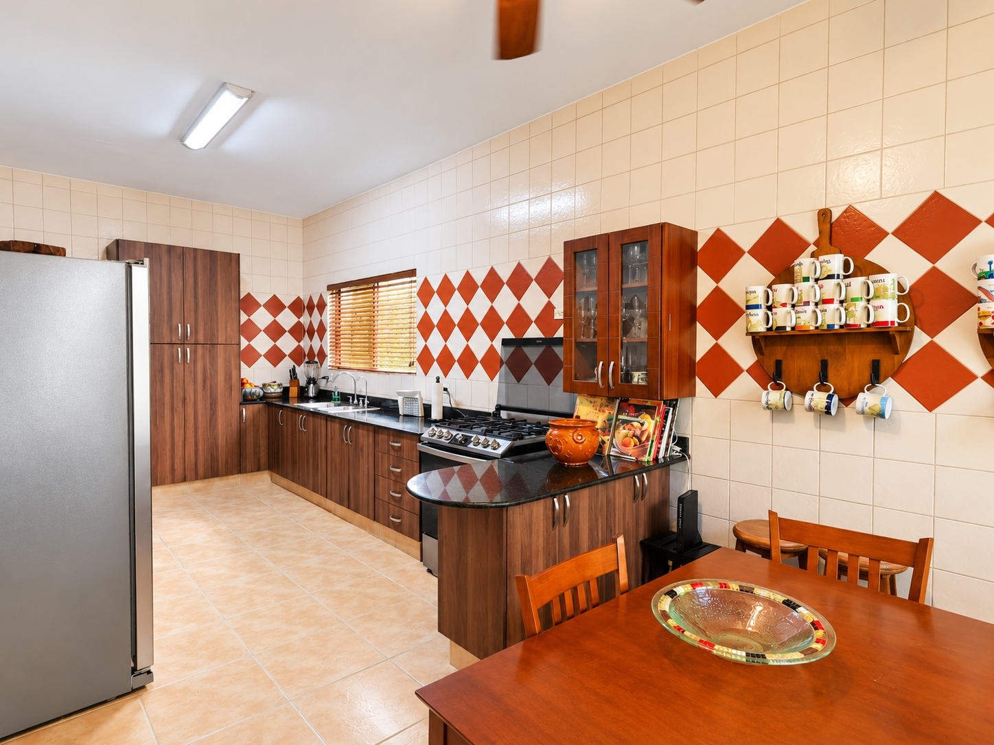 VENTA DE 2 CASAS EN 1 EN COSTA DEL ESTE – 6 RECÁMARAS