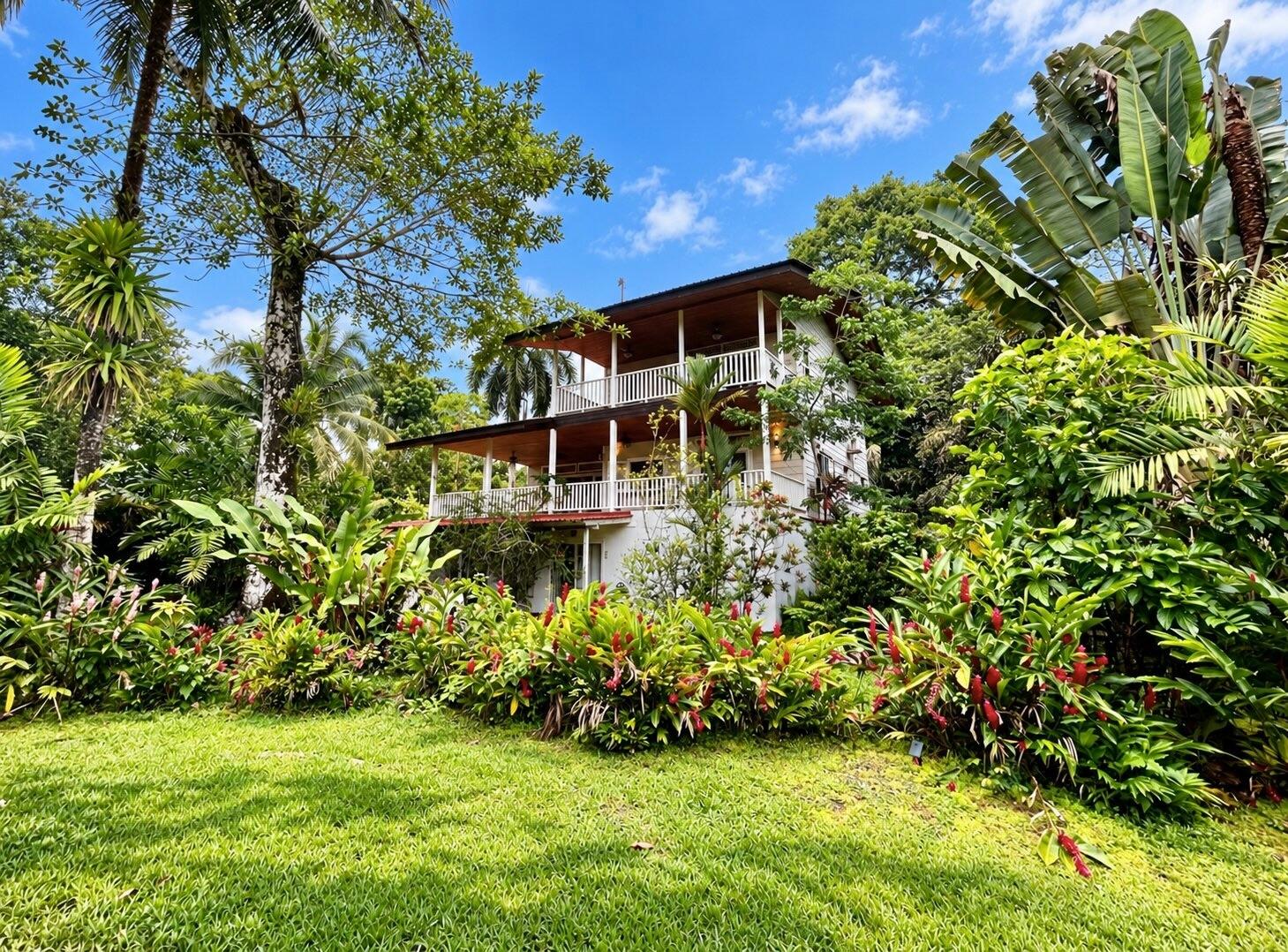 Hermosa Casa Tropical con Cabaña para Huéspedes y Piscina.