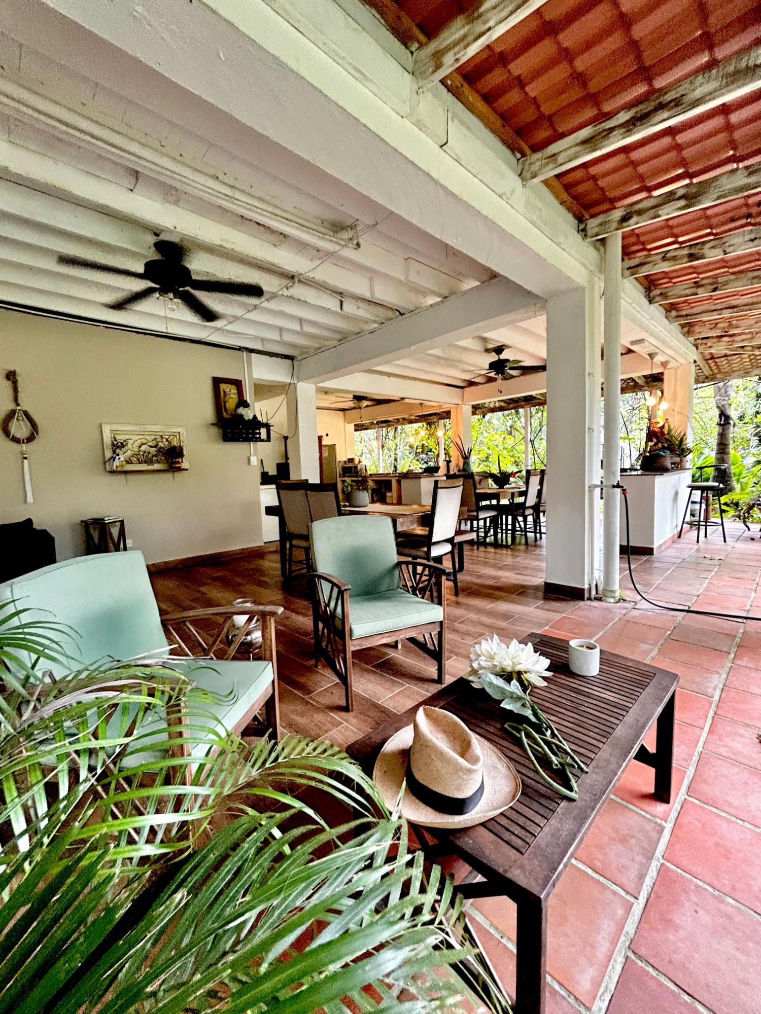 Hermosa Casa Tropical con Cabaña para Huéspedes y Piscina.