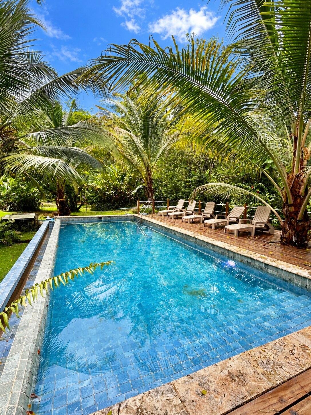 Hermosa Casa Tropical con Cabaña para Huéspedes y Piscina.