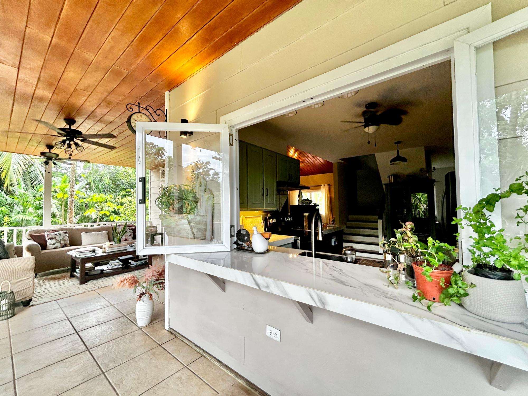 Hermosa Casa Tropical con Cabaña para Huéspedes y Piscina.