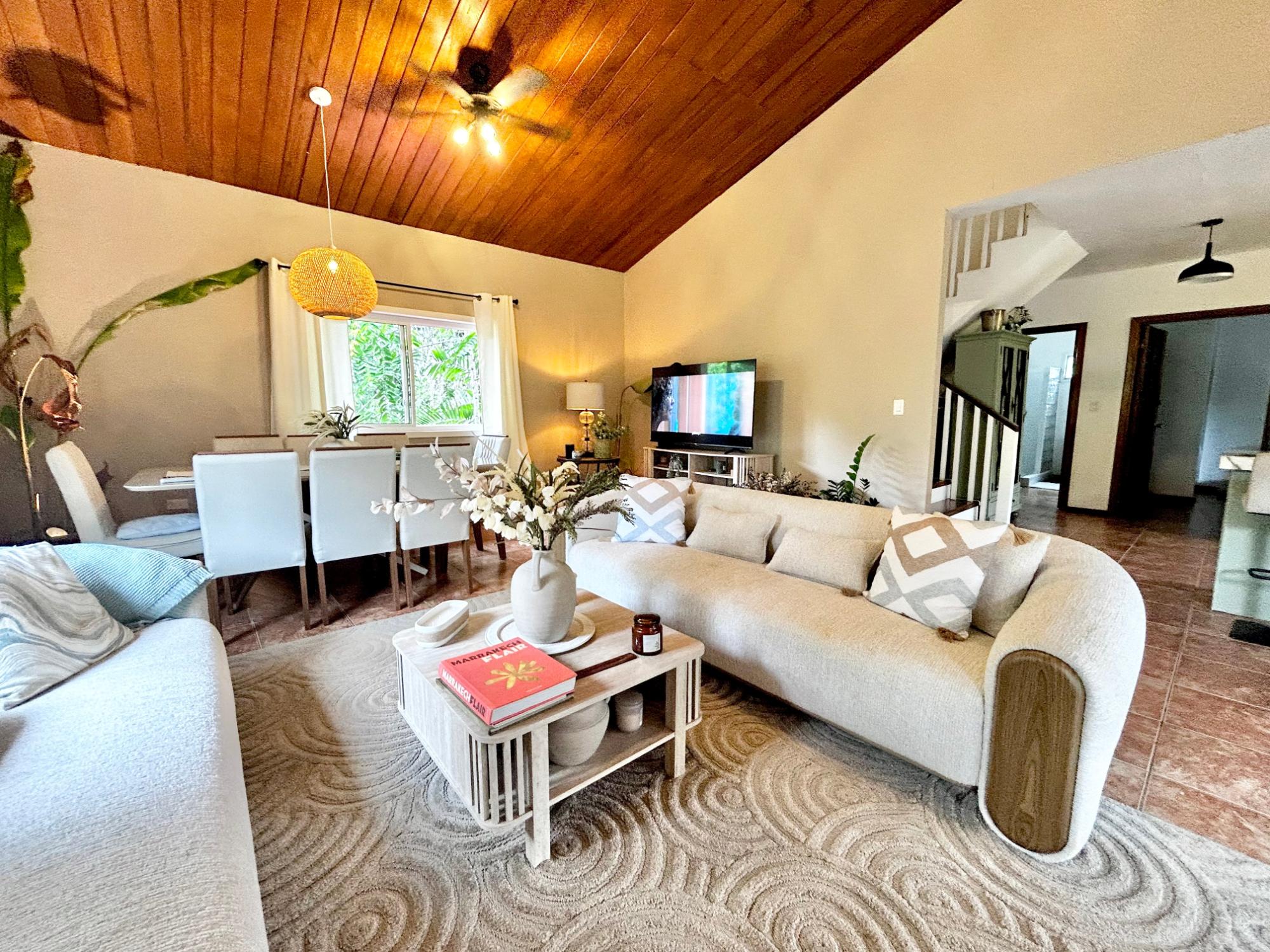 Hermosa Casa Tropical con Cabaña para Huéspedes y Piscina.