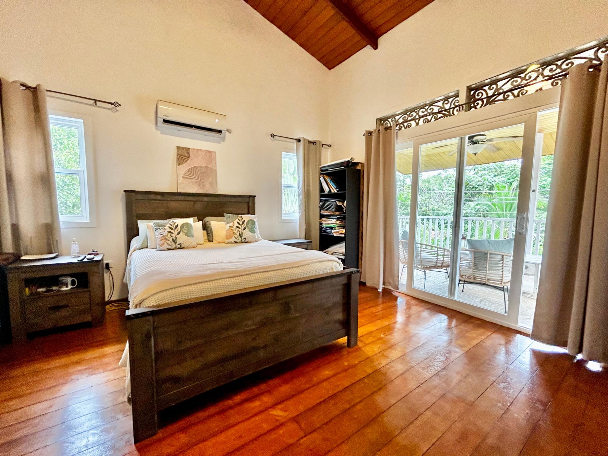 Hermosa Casa Tropical con Cabaña para Huéspedes y Piscina.