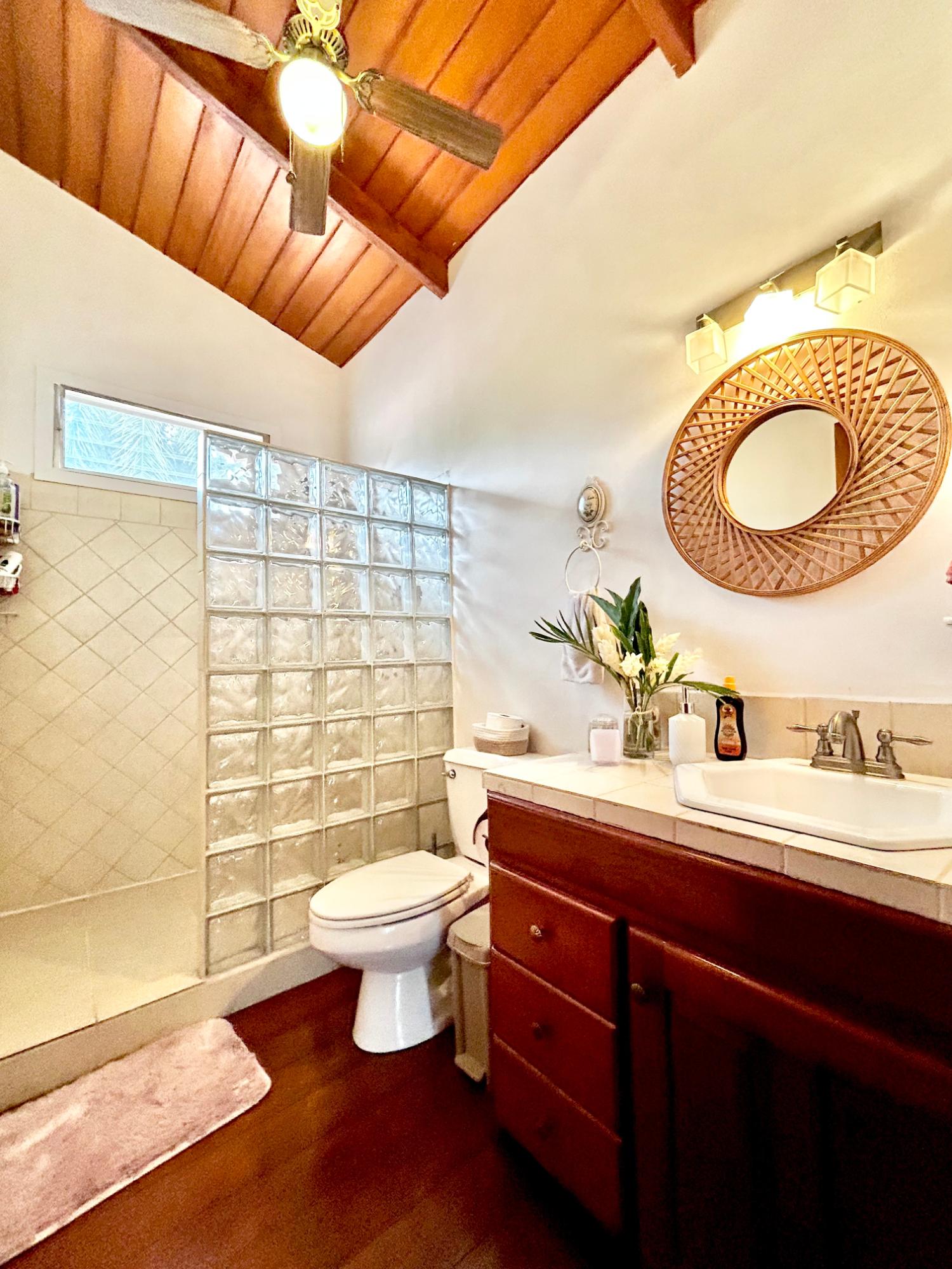 Hermosa Casa Tropical con Cabaña para Huéspedes y Piscina.