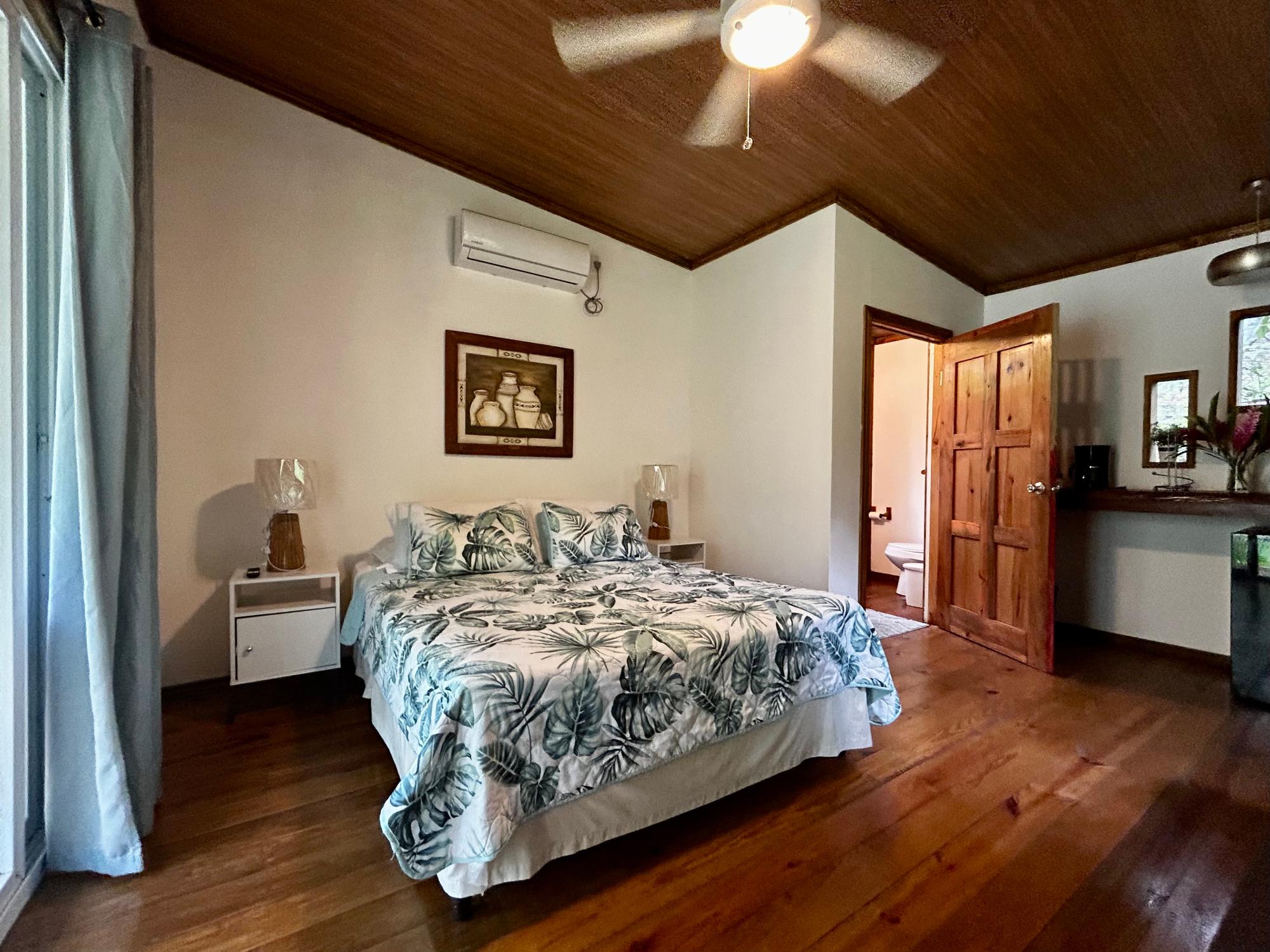Hermosa Casa Tropical con Cabaña para Huéspedes y Piscina.