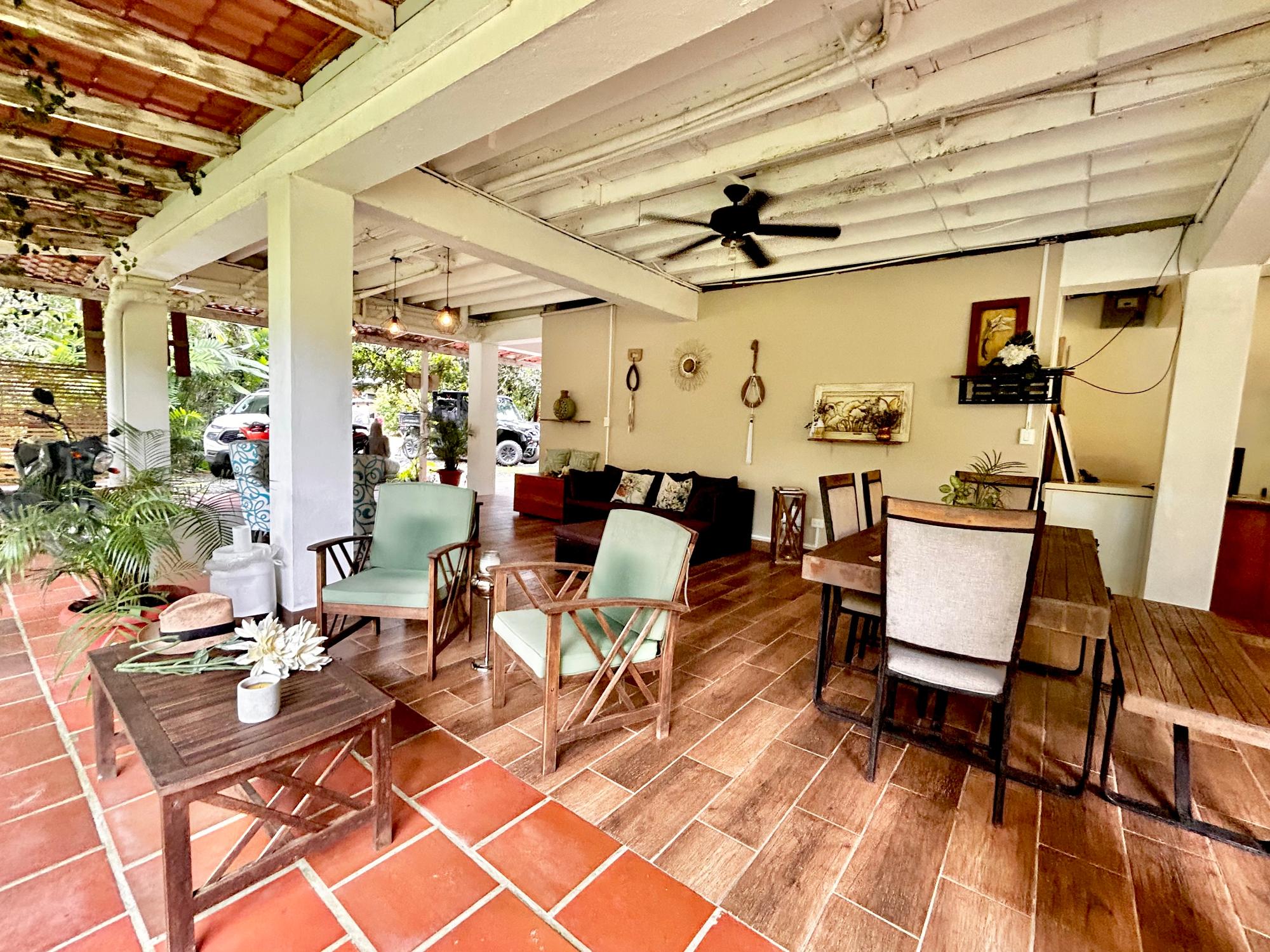 Hermosa Casa Tropical con Cabaña para Huéspedes y Piscina.