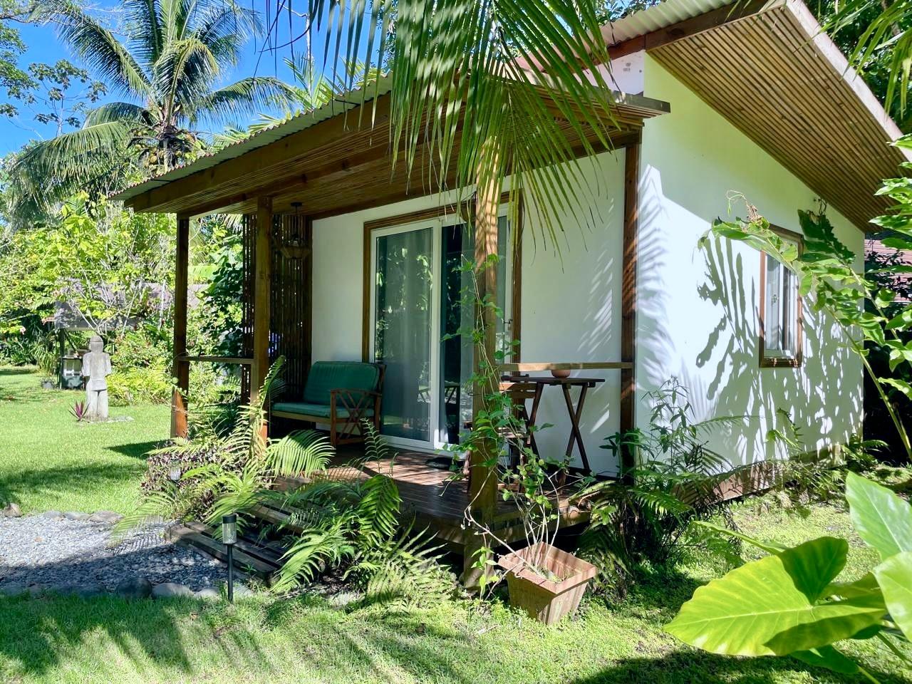 Hermosa Casa Tropical con Cabaña para Huéspedes y Piscina.